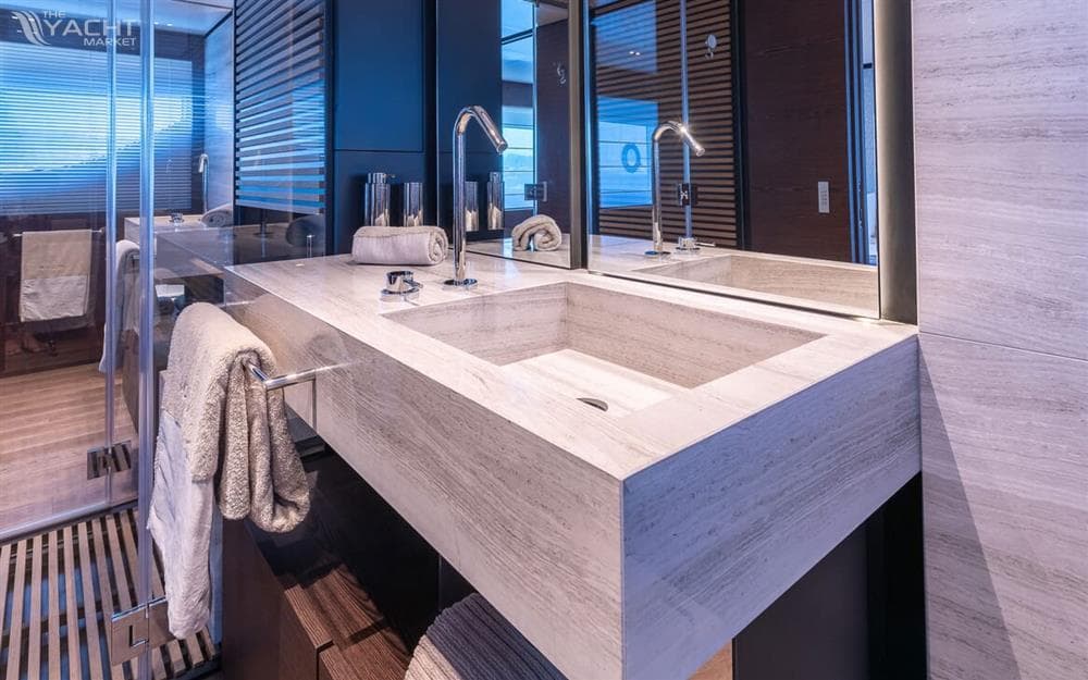 Custom Line Navetta 33 M/Y ON – Badezimmer in Marmor