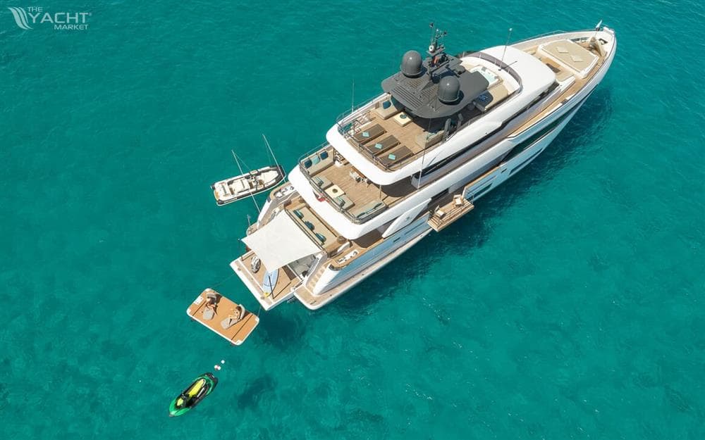 Custom Line Navetta 33 M/Y ON – Luftaufnahme vor Anker