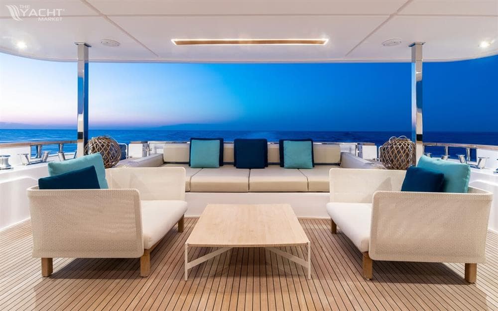 Custom Line Navetta 33 M/Y ON – Achterdeck-Lounge