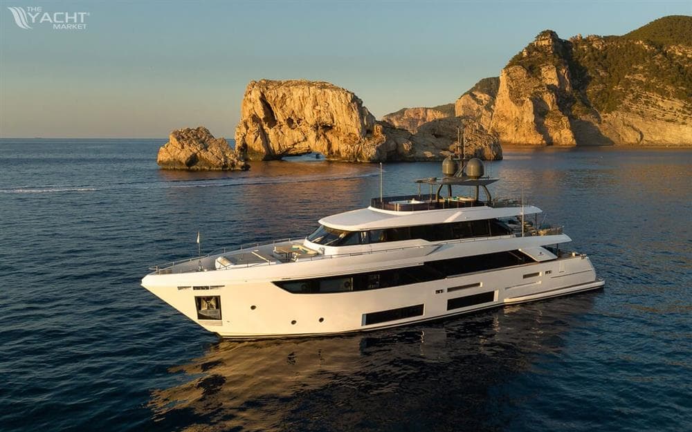 Custom Line Navetta 33 M/Y ON – Aussenansicht bei Sonnenuntergang
